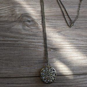Gold pendant necklace